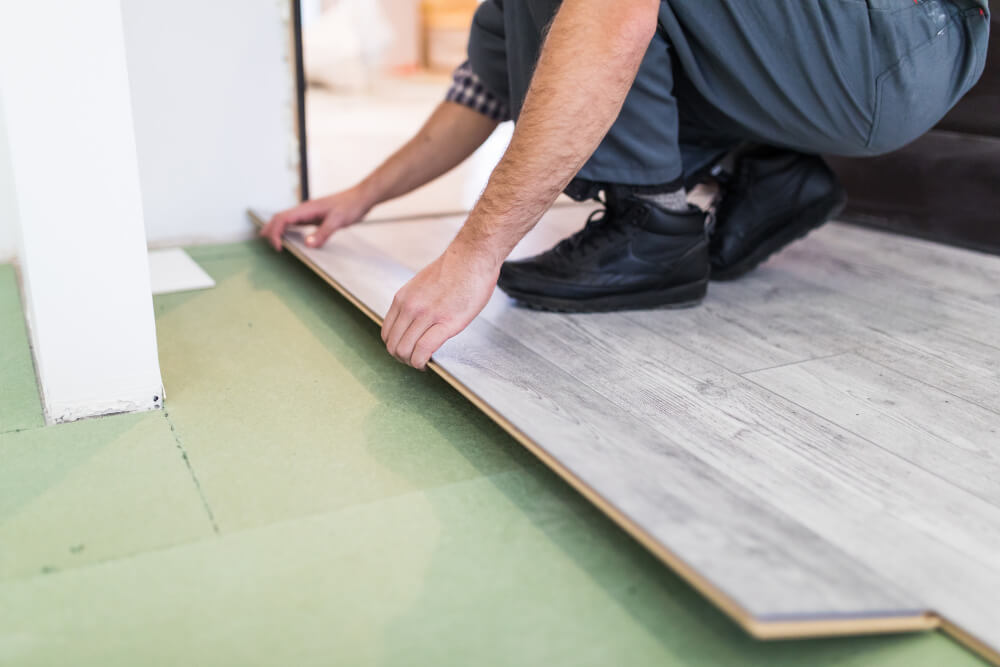 Verlegen von Bodendielen – Estrich- und Bodenlegerarbeiten von Moldhandwerk