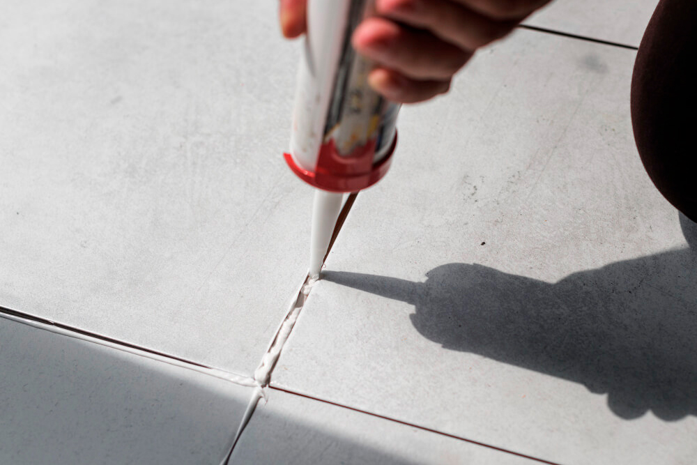 Ziehen einer sauberen Silikonfuge – Fugenarbeiten & Versiegelung von Moldhandwerk